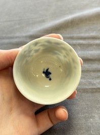 A large collection of 33 Chinese blue, white and Imari-style cups and 43 saucers, 17/19th C.