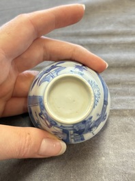 A large collection of 33 Chinese blue, white and Imari-style cups and 43 saucers, 17/19th C.