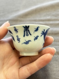 A large collection of 33 Chinese blue, white and Imari-style cups and 43 saucers, 17/19th C.
