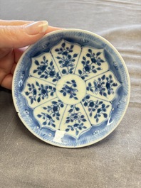 A large collection of 33 Chinese blue, white and Imari-style cups and 43 saucers, 17/19th C.