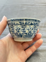 A large collection of 25 sets of Chinese blue, white and Imari-style cups and saucers, Kangxi/Qianlong