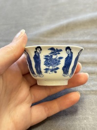 A large collection of 33 Chinese blue, white and Imari-style cups and 43 saucers, 17/19th C.