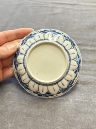 A large collection of 25 sets of Chinese blue, white and Imari-style cups and saucers, Kangxi/Qianlong