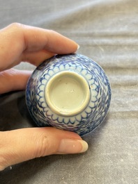 A large collection of 33 Chinese blue, white and Imari-style cups and 43 saucers, 17/19th C.
