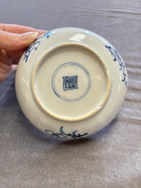 A large collection of 33 Chinese blue, white and Imari-style cups and 43 saucers, 17/19th C.