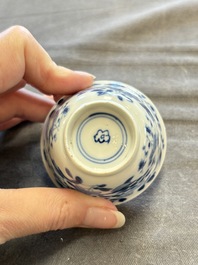 A large collection of 33 Chinese blue, white and Imari-style cups and 43 saucers, 17/19th C.