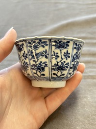 A large collection of 33 Chinese blue, white and Imari-style cups and 43 saucers, 17/19th C.