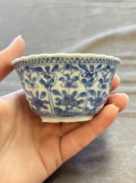 A large collection of 33 Chinese blue, white and Imari-style cups and 43 saucers, 17/19th C.