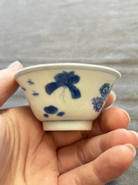 A large collection of 25 sets of Chinese blue, white and Imari-style cups and saucers, Kangxi/Qianlong