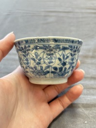 A large collection of 25 sets of Chinese blue, white and Imari-style cups and saucers, Kangxi/Qianlong