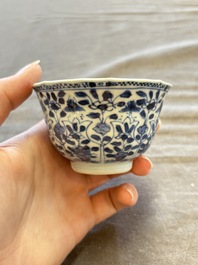 A large collection of 33 Chinese blue, white and Imari-style cups and 43 saucers, 17/19th C.