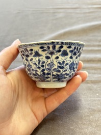 A large collection of 33 Chinese blue, white and Imari-style cups and 43 saucers, 17/19th C.