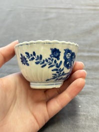 A large collection of 25 sets of Chinese blue, white and Imari-style cups and saucers, Kangxi/Qianlong