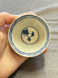A large collection of 33 Chinese blue, white and Imari-style cups and 43 saucers, 17/19th C.