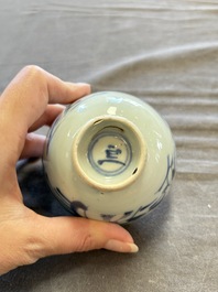 A large collection of 33 Chinese blue, white and Imari-style cups and 43 saucers, 17/19th C.