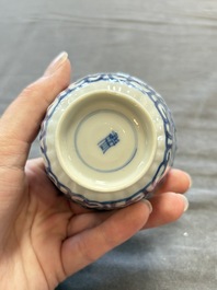 A large collection of 25 sets of Chinese blue, white and Imari-style cups and saucers, Kangxi/Qianlong