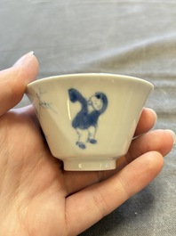 A large collection of 33 Chinese blue, white and Imari-style cups and 43 saucers, 17/19th C.