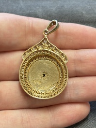 A diamond- and jadeite-inlaid gold pendant, 20th C.