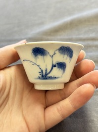 A large collection of 33 Chinese blue, white and Imari-style cups and 43 saucers, 17/19th C.