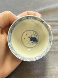 A large collection of 33 Chinese blue, white and Imari-style cups and 43 saucers, 17/19th C.