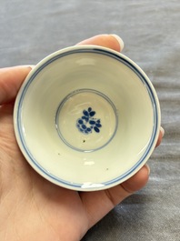 A large collection of 25 sets of Chinese blue, white and Imari-style cups and saucers, Kangxi/Qianlong
