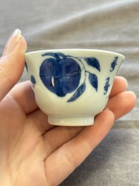 A large collection of 33 Chinese blue, white and Imari-style cups and 43 saucers, 17/19th C.