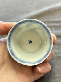 A large collection of 33 Chinese blue, white and Imari-style cups and 43 saucers, 17/19th C.