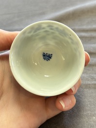 A large collection of 33 Chinese blue, white and Imari-style cups and 43 saucers, 17/19th C.