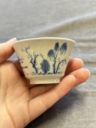 A large collection of 33 Chinese blue, white and Imari-style cups and 43 saucers, 17/19th C.