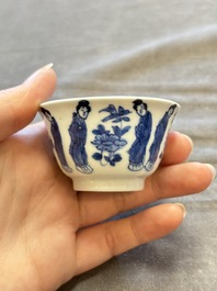 A large collection of 33 Chinese blue, white and Imari-style cups and 43 saucers, 17/19th C.