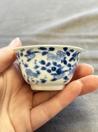 A large collection of 33 Chinese blue, white and Imari-style cups and 43 saucers, 17/19th C.