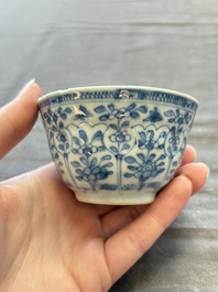 A large collection of 25 sets of Chinese blue, white and Imari-style cups and saucers, Kangxi/Qianlong