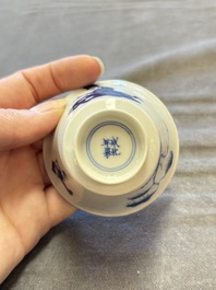A large collection of 33 Chinese blue, white and Imari-style cups and 43 saucers, 17/19th C.