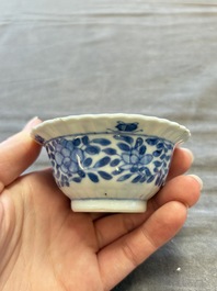 A large collection of 25 sets of Chinese blue, white and Imari-style cups and saucers, Kangxi/Qianlong