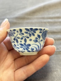 A large collection of 33 Chinese blue, white and Imari-style cups and 43 saucers, 17/19th C.