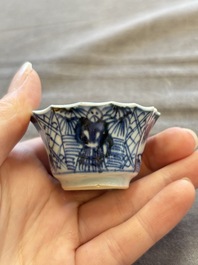 A large collection of 33 Chinese blue, white and Imari-style cups and 43 saucers, 17/19th C.