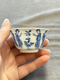 A large collection of 33 Chinese blue, white and Imari-style cups and 43 saucers, 17/19th C.