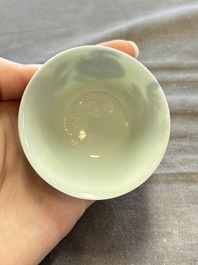 A large collection of 33 Chinese blue, white and Imari-style cups and 43 saucers, 17/19th C.