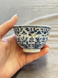A large collection of 33 Chinese blue, white and Imari-style cups and 43 saucers, 17/19th C.