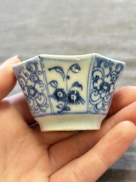 A large collection of 25 sets of Chinese blue, white and Imari-style cups and saucers, Kangxi/Qianlong