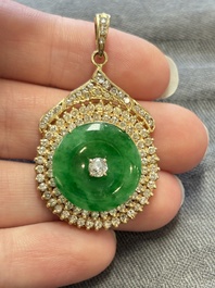 A diamond- and jadeite-inlaid gold pendant, 20th C.