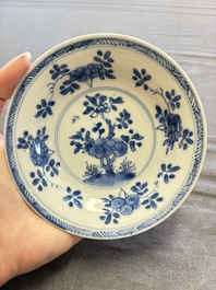 A large collection of 33 Chinese blue, white and Imari-style cups and 43 saucers, 17/19th C.