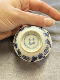 A large collection of 33 Chinese blue, white and Imari-style cups and 43 saucers, 17/19th C.