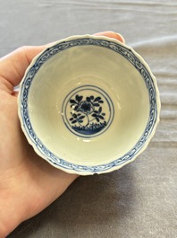 A large collection of 33 Chinese blue, white and Imari-style cups and 43 saucers, 17/19th C.