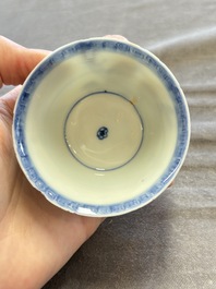 A large collection of 33 Chinese blue, white and Imari-style cups and 43 saucers, 17/19th C.