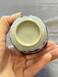A large collection of 33 Chinese blue, white and Imari-style cups and 43 saucers, 17/19th C.