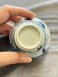 A large collection of 33 Chinese blue, white and Imari-style cups and 43 saucers, 17/19th C.