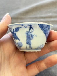 A large collection of 33 Chinese blue, white and Imari-style cups and 43 saucers, 17/19th C.