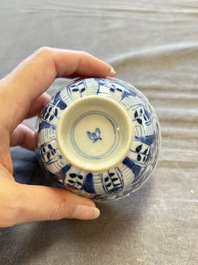 A large collection of 33 Chinese blue, white and Imari-style cups and 43 saucers, 17/19th C.