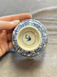 A large collection of 33 Chinese blue, white and Imari-style cups and 43 saucers, 17/19th C.
